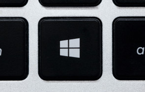 Windows Logo auf schwarzer Tastatur 