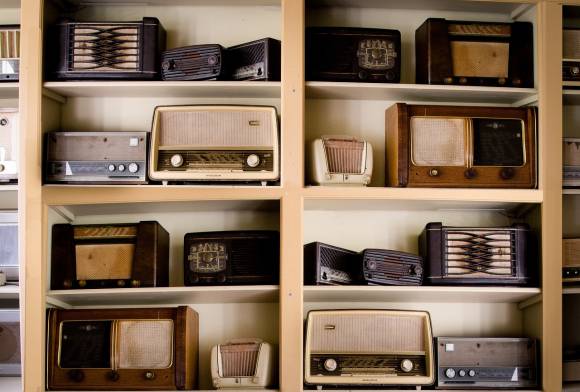 alte Radios in einem Wandgestell 