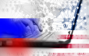 Russische Hacker und Amerika-Flagge 